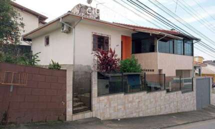 Casa com amplo terreno com 3 dormitórios em Areias - São José.