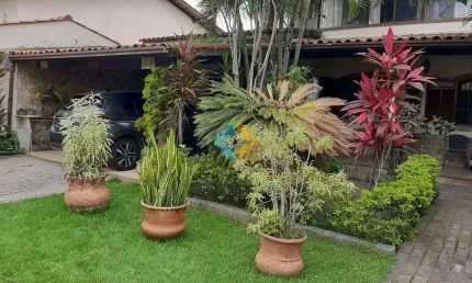 Casa com 6 dorms, Piratininga, Niterói - R$ 1.39 mi, Cod: 650
