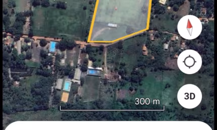 Essa com estacionamento pra 100 carros, cerca de 60 mil m². Valor de 400 reais Metro ²