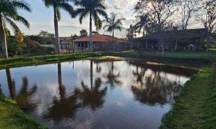ótima chácara para laser ótima infra estrutura usina três bocas 7800mt2 com casa colonial varanda com churrasqueira lago para pesca fundo com rio três bocas com energia posso artesiano 3 km do asfalto