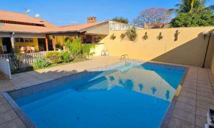 Casa totalmente térrea com piscina espaço gourmet churrasqueira ampla garagem para até 4 veículos