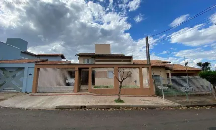 Casa à venda em Londrina, Brasília, com 4 quartos, com 233 m²