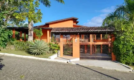 CASA COM DOIS ANDARES EM CONDOMÍNIO FECHADO EM PAUDALHO-PE
