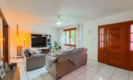 Casa com 4 quartos à venda na avenida dos cubanos, 280, partenon, porto alegre por r$ 684.000