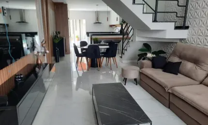 Sobra com 4 dormitórios. Sendo 2 suites com ar condicionado e moveis planejados