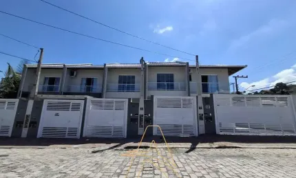 Sobrado com 2 suítes – conforto, espaço e localização privilegiada!