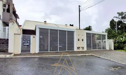 Casa com 03 dormitórios no bairro água verde em blumenau/sc