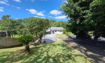 Amplo terreno na itoupava norte próximo ao shopping park europeu com casa de alvenaria edificada