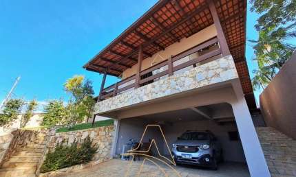 Casa à venda com vista incrível, área de lazer completa e localização segura!