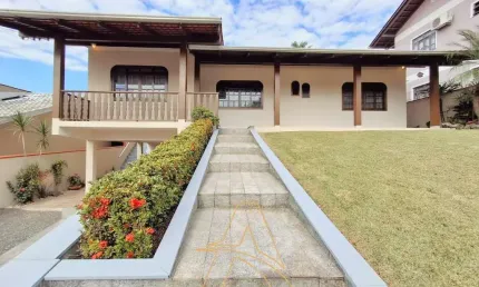 Casa à Venda com 3 Dormitórios e Amplo Jardim - Badenfurt