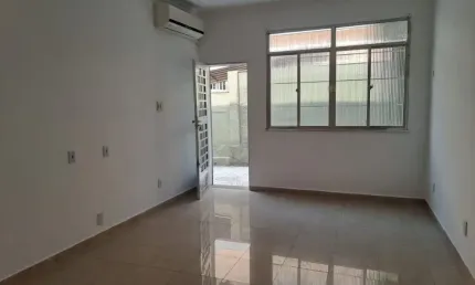 Casa térrea em condomínio fechado possui 2 quartos e garagem