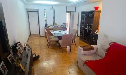 Ótimo apartamento todo reformado com varanda, sala em 2 ambientes, 3 dormitórios, dependência completa e 2 vagas demarcadas