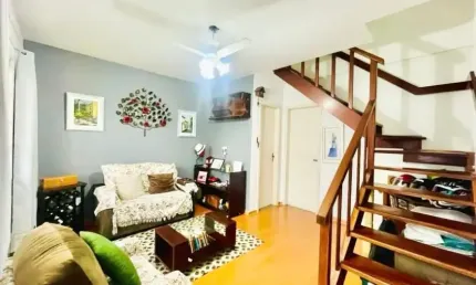 Linda casa geminada de um lado só  a venda alto teresópolis
