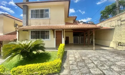 Linda casa dentro de condomínio  geminada de um  lado só no bairro de araras Teresópolis!