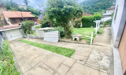 Vendo linda casa com kitnet no vale paraíso Teresópolis!