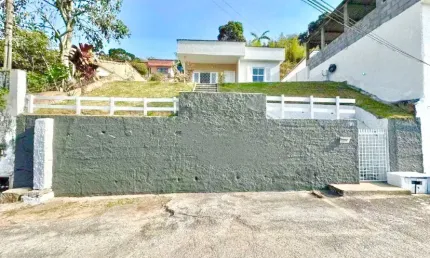 Vendo linda casa no Vale do paraíso Teresópolis próximo ao centro da cidade !