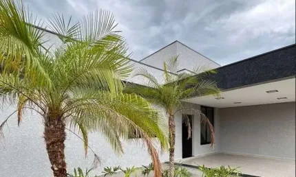 Casa com excelente acabamento em condomínio fechado