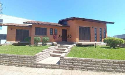 Casa à Venda em Vicentina, Farroupilha - Com Piscina e Grande Jardim- Imperdível!