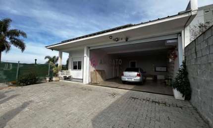 Casa semimobiliada com churrasqueira em Santa Catarina, Farroupilha - Venda