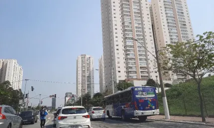 Lindo Apto Praticamente todo mobiliado com 156m2 de Área Útil, 3 suítes, piso Ipê, 1 Master com closet, Sala Ampla par 3 Ambientes +3 garagens