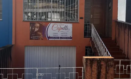 Casa Assobradada Com 3 Dormitórios, 2 Banheiros, Sala, Cozinha, Quintal, Área de Serviço.