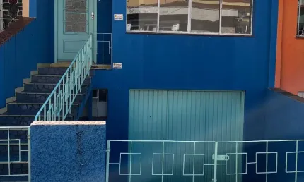 Casa Assobradada com 3 Domitórios, Sala, 2 Banheiros, Cozinha, Área de Serviço e Quintal