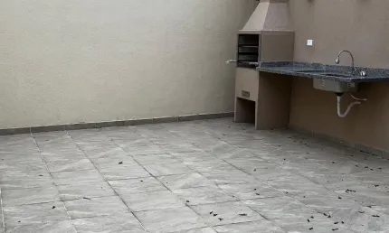 Sobrado novo, lindo acabamento, 3 suítes, sala ampla, cozinha planejada, 4 gragens, um belo quintal com churrasqueira