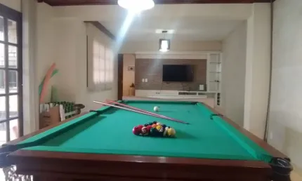 Casa mobiliada com 4 dormitórios, sala de jogos, piscina e muito conforto a venda no santinho