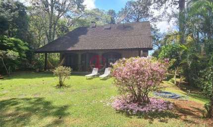 Casa para temporada em rod fernão dias 05 dormitórios / 2 suítes 2 geladeiras + 1 freezer 6 banheiros sendo 1 lavabo
