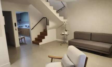 MARAVILHOSO VILLAGE 4/4, EM EXCELENTE CONDOMÍNIO ARBORIZADO C/ INFRA E EXCELENTE LOCALIZAÇÃO.