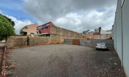 Terreno à venda em Maringá, Parque Avenida, com 975 m² de extensão