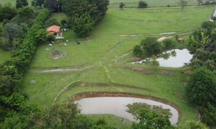 SITIO MUITO BEM LOCALIZADO, BOA TOPOGRAFIA, RICO EM AGUA