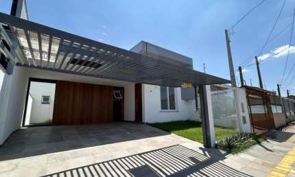 Casa a venda com 3 dormitórios, 3 banheiros e 2 vagas de garagem cobertas no bairro Igara em Canoas!