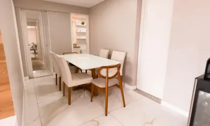 Apartamento na península com dois dormitórios mobiliado