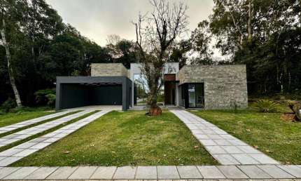 Casa 3 Dormitórios à venda no Bairro Planalto com 225 m² de área privativa - 2 vagas de garagem