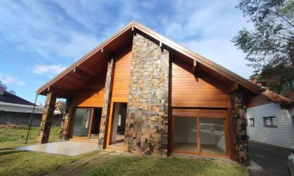 Casa 3 Dormitórios à venda no Bairro Carniel com 271 m² de área privativa - 2 vagas de garagem