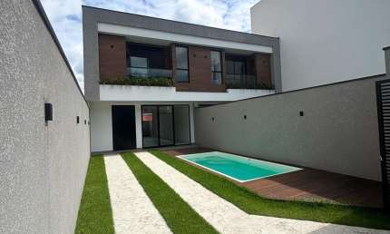 Sobrado com 3 suítes e piscina privativa em Camboriú/SC!