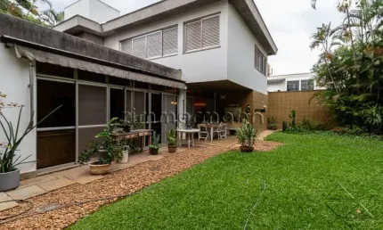Casa com 4 quartos à venda na Rua Araxiá, --, Jardim Guedala, São Paulo, 317 m2 por R$ 2.600.000