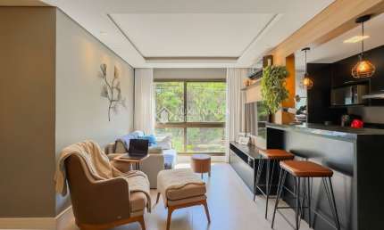APARTAMENTO TOTALMENTE MOBILIADO, EM FRENTE UMA BELA PRAÇA!