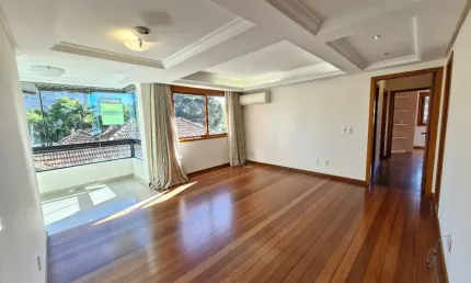 Apartamento de 3 dormitórios com sacada e churrasqueira no coração do petrópolis!
