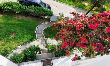 Excelente casa moderna em condomínio fechado à venda