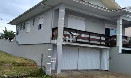Sobrado com 4 suítes, área gourmet e vista para o mar