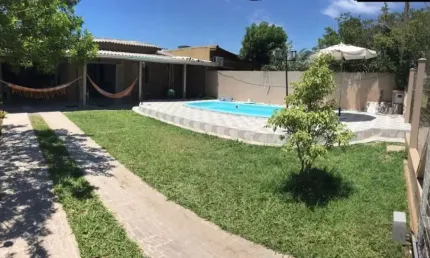 Casa com 4 dormitórios sendo duas suítes, piscina, garagem e churrasqueira.