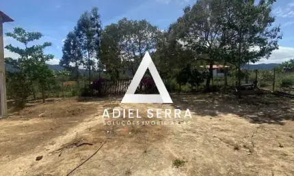 Mucugê - Sitio - 17.000m² total - Casa c/ 2 quartos sendo 1 suíte - 2 Banheiros - Vista p/ serra - Energia elétrica - Poço - Quintal frutífero