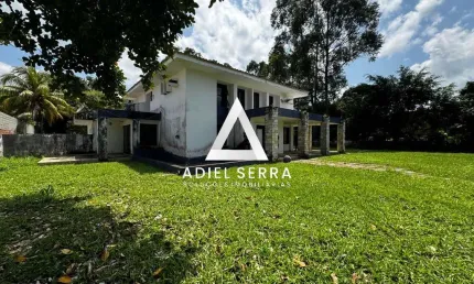 Laura de Freitas - 3.300m² - 4 quartos sendo 3 suítes - 80% plano - Piscina - Quiosque c/ churrasqueira - 3 vagas - Condomínio c/ infraestrutura