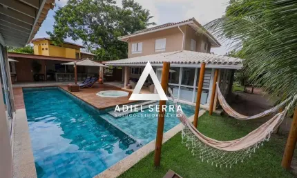 Sauípe - 1.408,47m² total - PORTEIRA FECHADA - 5 suítes - Energia solar - Splits - Armários - Piscina c/ deck - Spa - Espaço Gourmet - 3 vagas
