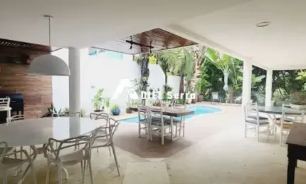Alphaville I - 750m² total - 5 quartos sendo 3 suítes - Cozinha integrada à piscina - Deck - 7 banheiros sendo 1 Lavabo - 4 vagas