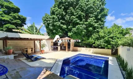 Candeal - Triplex - Decorado - 4 quartos - 3 suítes - Master c/ closets - Jacuzzi - Armários planejados - 2 lavabos - Piscina - Área gourmet - 4 vagas