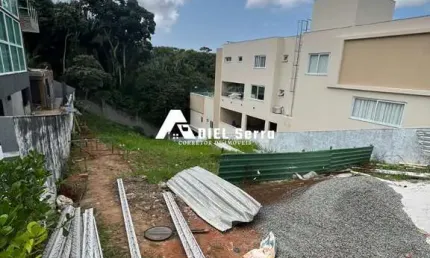 Terreno declive com 559m² - Alphaville Salvador 02 - Condomínio com infra e segurança 24h
