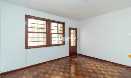 2 dormitórios com sacada no coração do petrópolis – baixo custo e excelente localização